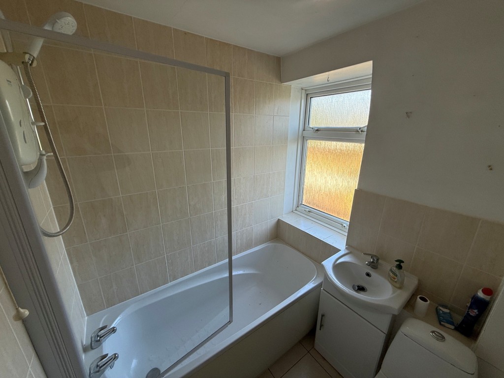 Lot: 164 - TWO-BEDROOM SEMI-DETACHED HOUSE FOR IMPROVEMENT AND REPAIR - Bathroom with shower over bath and window to rear